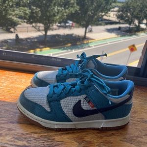 EUC NIKE boys Dunk. SIZE 5